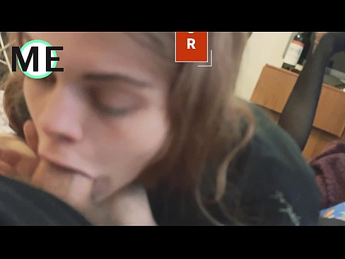 ❤️ Πούτσος στο λαιμό της, σκισμένο καλσόν και σκισμένα τακούνια ☑ Γαμημένο βίντεο