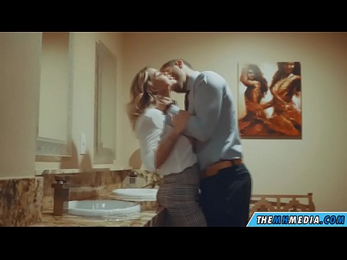 ❤️ Όταν μια πλούσια ξανθιά σε αποπλανεί σε μια δημόσια τουαλέτα ☑ Γαμημένο βίντεο
